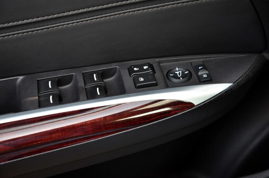 Детали интерьера Acura TLX 3.5L V6 SH-AWD 2015 года  (фото 90 из 91)